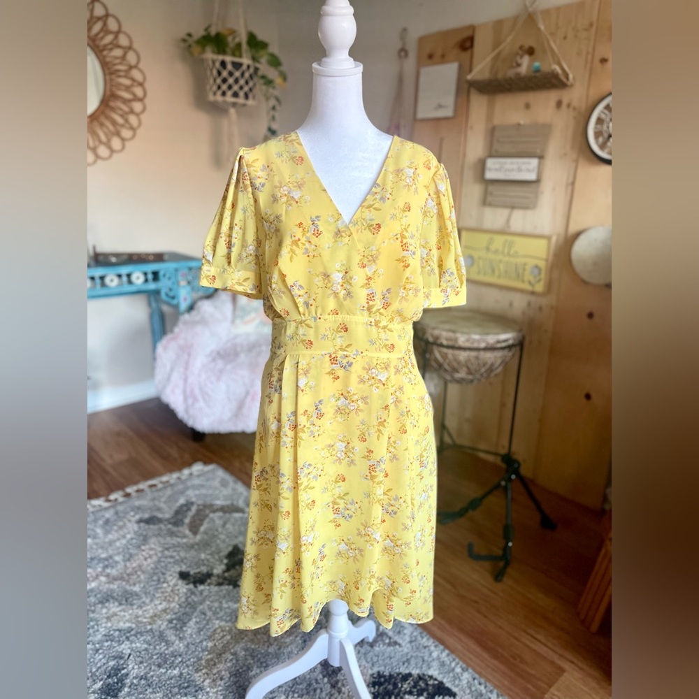 a loves a . Beautiful yellow floral dress.